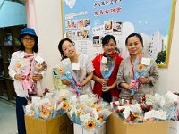 2025-06-06家教會親手製作花束送給畢業生1